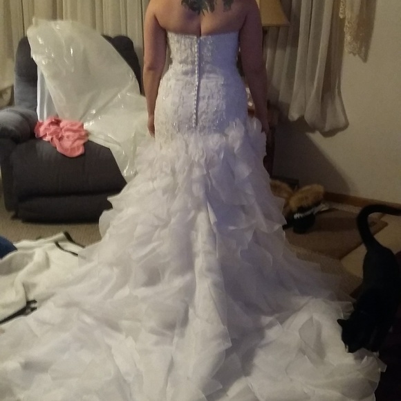 Mermaid style wedding dress with belt - Picture 6 of 8
